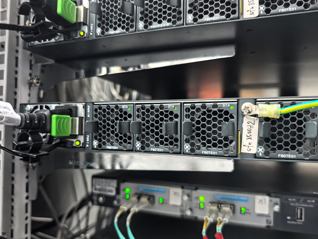 SFN8500 на кронштейнах.от полок